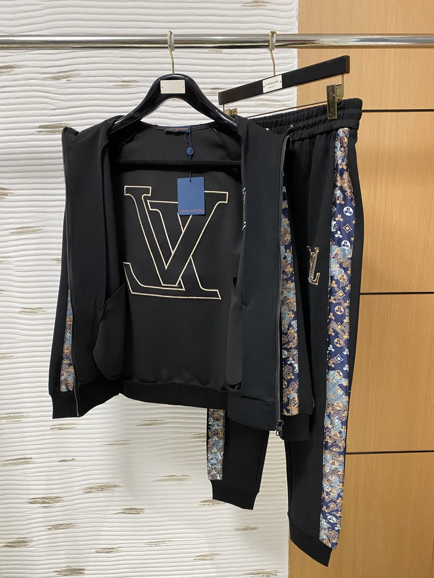 🅿️720 LV 2025 autumn and winter new counter, the same casual Tencel cotton fabric suit, breathable, comfortable and casual! Full of high-end feel! The details are exquisite and high-end, and the workmanship is impeccable! The original high-end fabric is very high-end! The fabric is crisp, anti-wrinkle and wear-resistant, warm, neat and stylish. Everyone must buy a set this autumn and winter. They must look cool and cool when wearing it. This is a model that we highly recommend! M-3XL